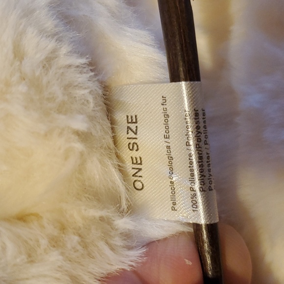 Infinite Faux Fur scarf with hood. - Picture 10 of 11